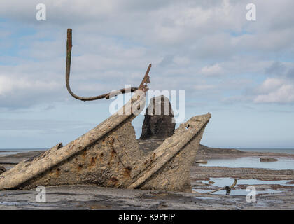 Relitto di Admiral Von Tromp LH89 sulla costa a Saltwick Bay di luce naturale con riflessioni e Nero Nab Foto Stock