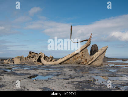 Relitto di Admiral Von Tromp LH89 sulla costa a Saltwick Bay di luce naturale con riflessioni e Nero Nab Foto Stock