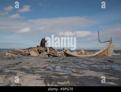 Relitto di Admiral Von Tromp LH89 sulla costa a Saltwick Bay di luce naturale con riflessioni e Nero Nab Foto Stock