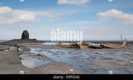 Relitto di Admiral Von Tromp LH89 sulla costa a Saltwick Bay di luce naturale con riflessioni e Nero Nab Foto Stock