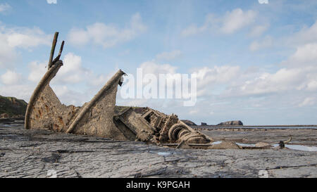 Relitto di Admiral Von Tromp LH89 sulla costa a Saltwick Bay di luce naturale con riflessioni Foto Stock