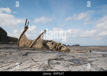 Relitto di Admiral Von Tromp LH89 sulla costa a Saltwick Bay di luce naturale con riflessioni Foto Stock