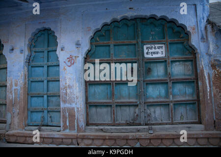 India, Rajasthan, porta di legno intagliata Foto Stock