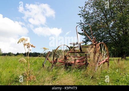 Alter, rostiger Traktor, Mähdrescher auf einer Wiese, Einem Feld Foto Stock