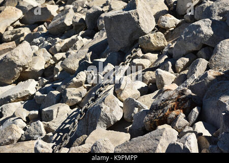 Una lunghezza di catena di spessore su roccia in una giornata di sole Foto Stock