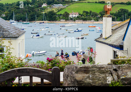 Vista di Kingsbridge estuario acqua e barche, Salcombe English città balneare, South Devon, Inghilterra, Regno Unito Foto Stock