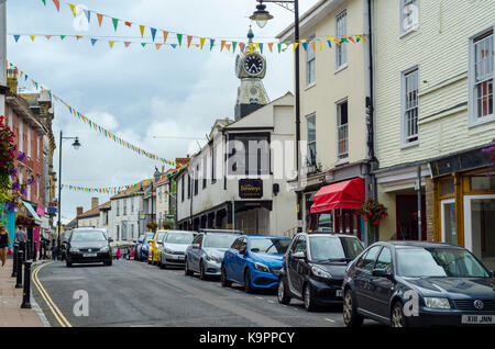 Fore Street e la torre dell orologio, Kingsbridge città mercato nel sud di prosciutti, Devon, Inghilterra, Regno Unito Foto Stock