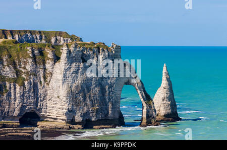 Scogliere specifici in etretat nella parte superiore-regione della Normandia nel nord della Francia a bassa marea: l'ago rock e arco in pietra. Foto Stock