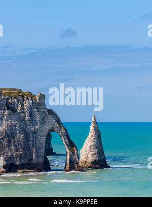 Scogliere specifici in etretat nella parte superiore-regione della Normandia nel nord della Francia a bassa marea: l'ago rock e arco in pietra. Foto Stock