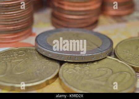 In prossimità delle varie monete e banconote in euro Foto Stock