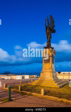 Serata all'angelo della pace statua sul lungomare di Brighton, East Sussex, Inghilterra. Foto Stock