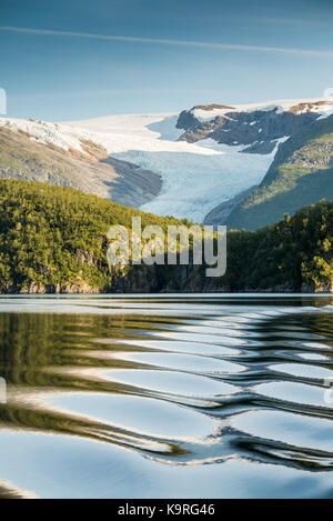 Il ghiacciaio svartisen, holandsfjord, Norvegia, Scandinavia, Europa. Foto Stock