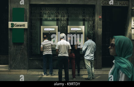 Istanbul, Turchia - 20 settembre 2017: la gente in una linea a garanti banca bancomat, eminonu Foto Stock