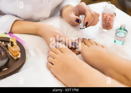 Pedicure in un salone di bellezza. La lucidatura delle unghie. Close up. Foto Stock