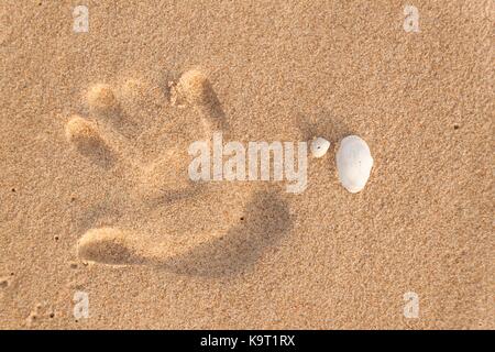 Finger Print in sabbia sulla spiaggia. le memorie del mare. saluti da vacanza. sera sulla spiaggia Foto Stock