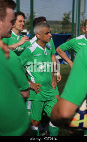 Sindaco di Londra sadiq khan prendendo parte al lavoro dei giornalisti v annuale di partita di calcio a Brighton e Hove albion's american express calcio elite performance center in avanti del partito laburista conferenza annuale in Brighton. Foto Stock