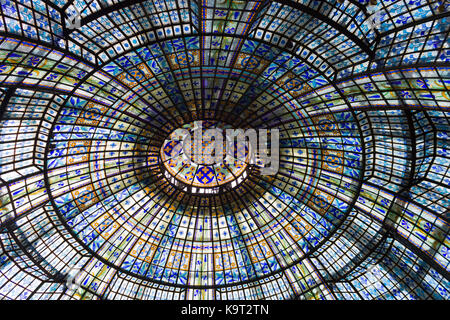 Cupola di vetro colorata (1923 - stile liberty) in printemps department store, Parigi, Francia Foto Stock