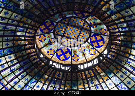 Cupola di vetro colorata (1923 - stile liberty) in printemps department store, Parigi, Francia Foto Stock