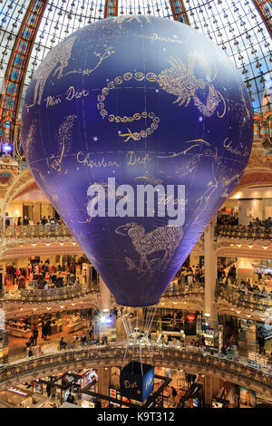 Per celebrare il settantesimo anniversario di dior moda presso grandi magazzini Galeries Lafayette, Paris, Francia Foto Stock