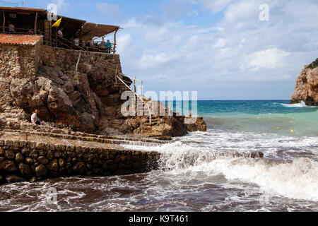 Ristorante sul ciglio della scogliera di cala deia, Maiorca, SPAGNA Foto Stock