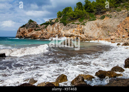 Cala deia, piccola baia vicino a Deia città nel nord di Maiorca, SPAGNA Foto Stock