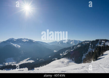 Panorama delle innevate delle Alpi bavaresi dal monte rosskopf vicino lkae spitzingsee con il sole in un cielo privo di nuvole in primavera, Baviera, Germania Foto Stock