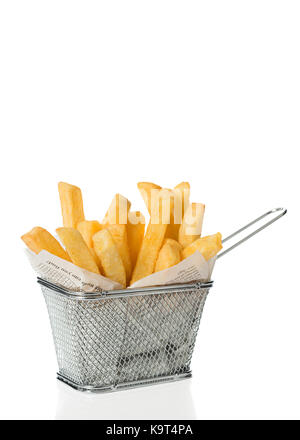 Porzione di cucinata fresca chip in un cestello - versione verticale Foto Stock