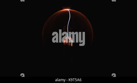 Elettrostatica sfera al plasma nel buio. tesla coil - esperimento di fisica Foto Stock