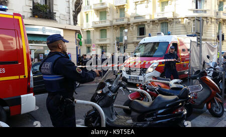 Nizza, Francia - 16 ottobre 2015: francese gli ufficiali di polizia e vigili del fuoco a costruire FIRE. veicoli di emergenza per le strade di Nizza (Costa Azzurra) ho Foto Stock