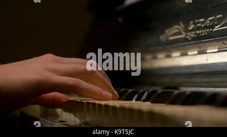 Una giovane donna che suona piano primo piano. Piano mani pianista suonare strumenti musicali dettagli con la mano del giocatore primo piano Foto Stock