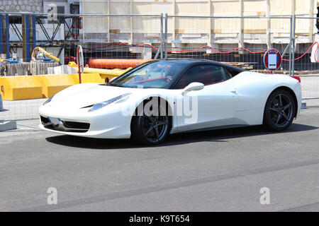 Monaco - Jun 27 : Ferrari 458 Italia, bianco supercar italiana, nel sud della Francia il 27 giugno 2015 a Monaco Foto Stock