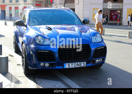 Nizza, Francia - 18 settembre 2015: PORSCHE Cayenne Turbo magnum techart 680 ch nella strada di Nizza, Francia Foto Stock