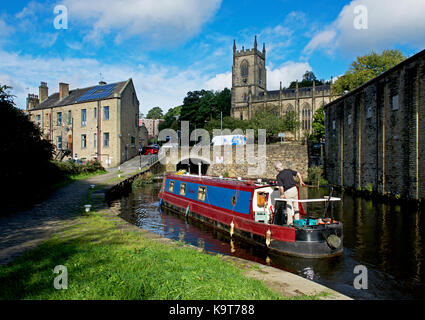 Narrowboat in Rochdale Canal a Sowerby Bridge, Calderdale, West Yorkshire, Inghilterra, Regno Unito Foto Stock