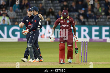 West Indies' jerome taylor è colpiti dall'Inghilterra del adil rashid durante la terza royal london odi in bristol County Ground. Foto Stock