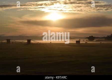 Sunrise oltre gli RNAS Yeovilton nel Somerset con l'aria marina tower e la pista Foto Stock