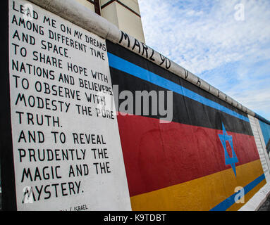 La East side gallery di murales sono la strada-arte a Berlino, dipinta su una propria parete di famosi Foto Stock