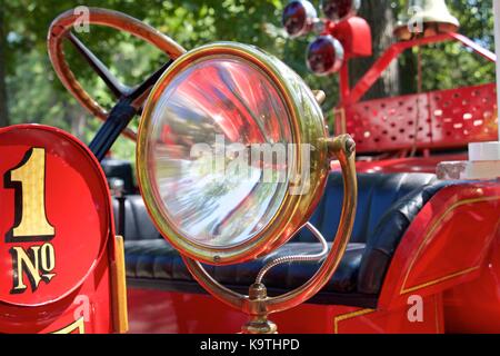 Dettaglio di una lampada in ottone da un antico 1921 reo boyer motore fire vetrina davvero l'evoluzione di lotta antincendio. Foto Stock