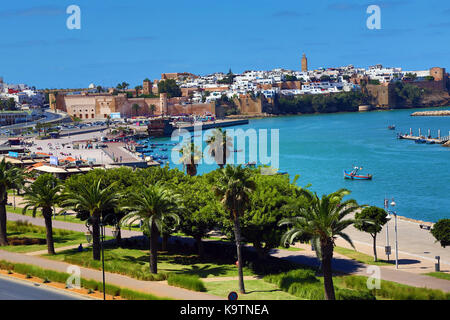 Vista attraverso il bou regreg fiume verso la Kasbah di udayas a Rabat, Marocco Foto Stock