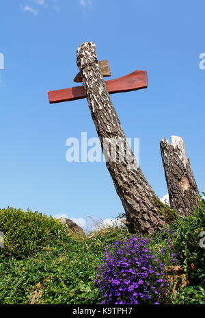 Kreuz, Wegkreuz aus Holz, Baumstamm Foto Stock