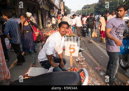 Hyderabad, India-23th settembre,2017 un fornitore di frutta attende i clienti a koti in Hyderabad, India Foto Stock