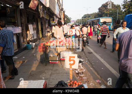 Hyderabad, India-23th settembre,2017 fornitori di frutta attendere per i clienti a koti in Hyderabad, India Foto Stock