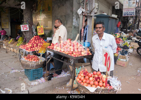 Hyderabad, India-23th settembre,2017 un fornitore di frutta attende i clienti a koti in Hyderabad, India Foto Stock