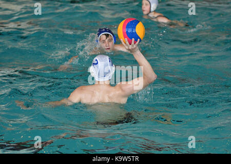 Orenburg, Russia-Maggio 4, 2017 anni: i ragazzi giocare in acqua polo presso la città pallanuoto torneo Foto Stock