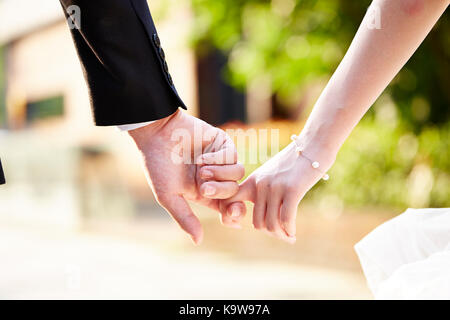 Inquadratura ravvicinata delle mani di un giovane tenute insieme. Foto Stock