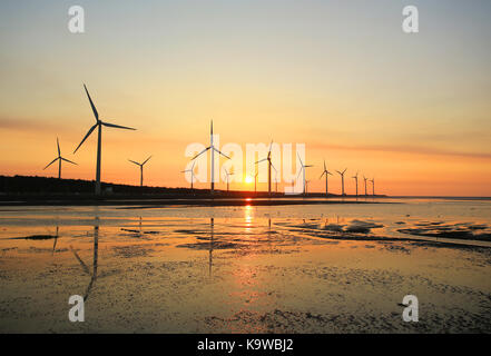 Zone umide gaomei scenario , uno di Taiwan landmark. tramonto della fattoria eolica presso gaomei wetland rifugio, Taiwan Foto Stock