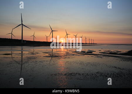 Zone umide gaomei scenario , uno di Taiwan landmark. tramonto della fattoria eolica presso gaomei wetland rifugio, Taiwan Foto Stock