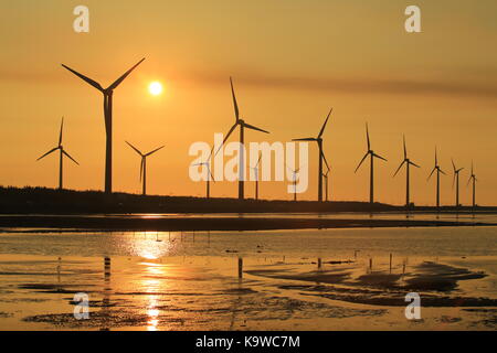 Zone umide gaomei scenario , uno di Taiwan landmark. tramonto della fattoria eolica presso gaomei wetland rifugio, Taiwan Foto Stock