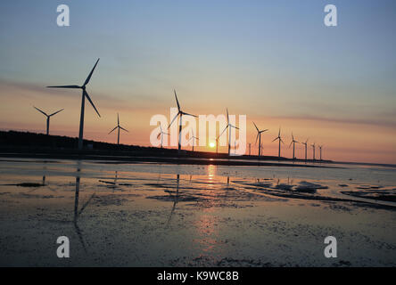 Zone umide gaomei scenario , uno di Taiwan landmark. tramonto della fattoria eolica presso gaomei wetland rifugio, Taiwan Foto Stock