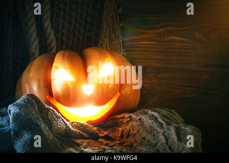 Zucche di Halloween su una tavola di legno di notte. Halloween. Foto Stock