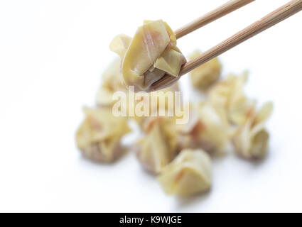 In casa cotto a vapore di ravioli ripieni con carne di maiale isolati su sfondo bianco Foto Stock